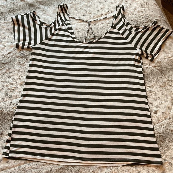 Cold shoulder top. Size M. - Picture 3 of 11